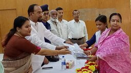 রাজাপুরে ১০০ মেধাবী ও অসচ্ছল শিক্ষার্থীর মাঝে শিক্ষা উপকরণ বিতরণ