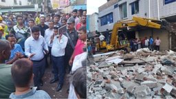 সাতক্ষীরায় অবৈধ উচ্ছেদ অভিযান দিবা-নৈশ কলেজের সামনের স্থাপনা গুঁড়িয়ে দিল পৌরসভা