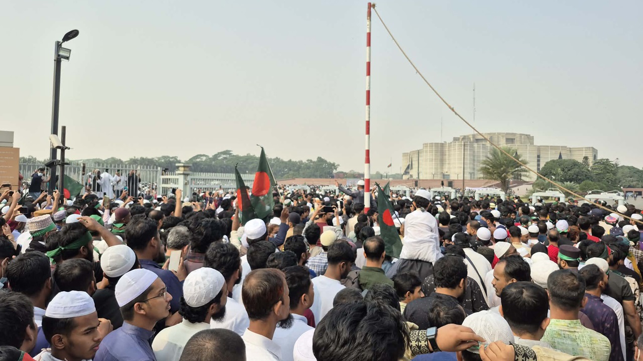 শহীদ হাদির জানাজায় অংশ নিতে সংসদ ভবনের দক্ষিণ প্লাজায় লাখো মানুষের ঢল