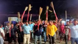 কুয়াকাটায় ইউএনও’র বিরুদ্ধে ঝাড়ু মিছিল, অর্ধকোটি টাকার মালামাল জব্দে ক্ষোভ!